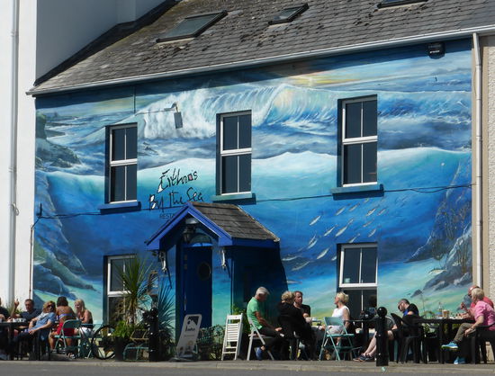 die Iren lieben - ähnlich wie die Skandinavier - grelle Farben
in D dürfte man die Fassade seines Hauses so nicht streichen