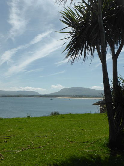 mit Blick auf den Sandstrand und den Berg Ben Bulben