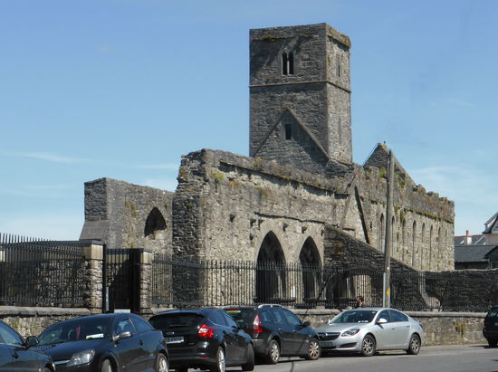 das Hauptschiff (im Bild vorne) oder Westende der Kirche war dem Volk zugängig, während die Kanzel oder der Chor , welche vom Hauptschiff durch den Lettner wie auch den Turm abgetrennt sind, für den Klerus reserviert waren