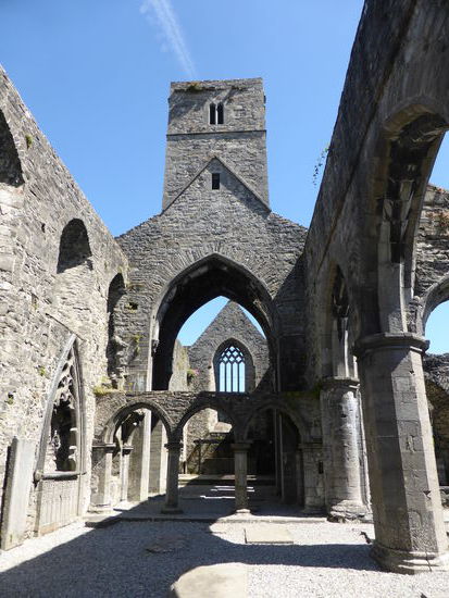 der Lettner, der teilweise wiederhergestellt worden ist, ist etwas älter als der Turm und ist ein selten auffindbares Überbleibsel in einer irischen Kirche.