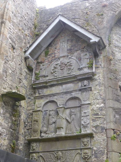es ist seiner Gemahlin Lady Elinor gewidmet, die in der Mitte des Denkmals niederkniet. Es ist ein fein gehauenes prunkvolles Denkmal mit Inschriften, Wappen Kreuzigungsszene und St Peter Paul oben und Symbole der Vergänglichkeit am Fuße.