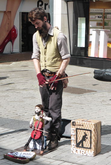 manche führen ihre Kunststücke vor