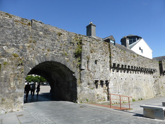 Reste der Stadtmauer am River Corrib