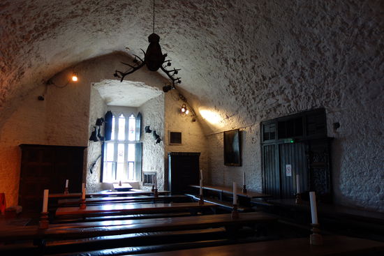 kunstvoll geschnitzte Schränke aus dem 15. und 16. Jahrhundert