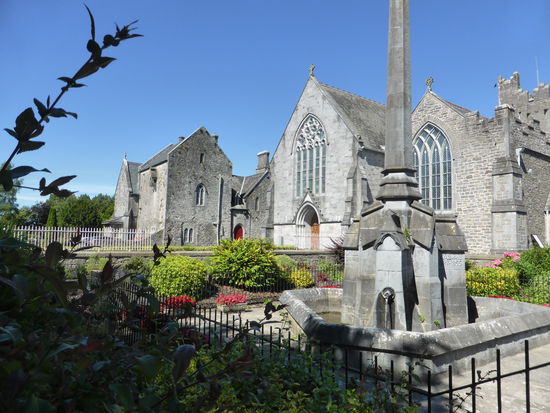 im Vordergrund der von Caroline, Countess von Dunraven, 1844 errichtete Brunnen