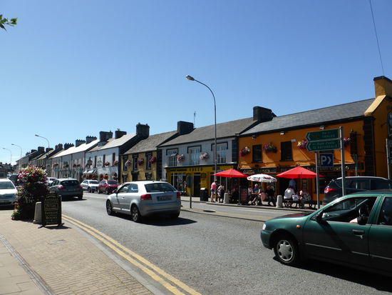am späten Nachmittag ist die Hauptstrasse völlig verstopft