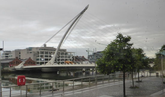 Samuel Beckett-Bridge - 2009 - die 120 m lange und 48 Meter hohe Schrägseilbrücke über den Fluss Liffey verbindet die Macken Street auf der Südseite des Flusses mit der Guild Street und den Docklands im Norden.[1