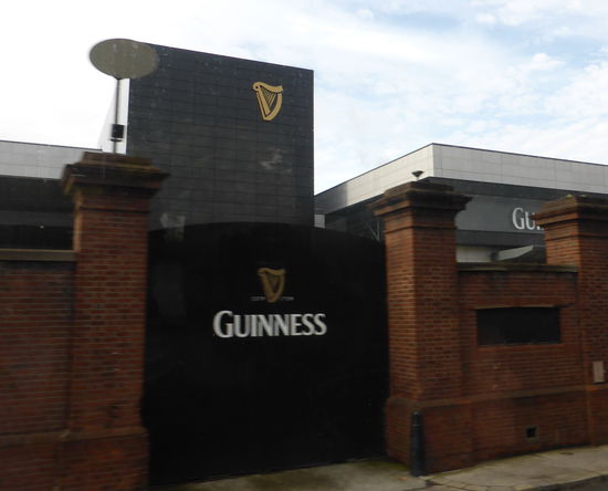 Die Guinnes Brauerei - von Arthur Guinness 1759 in Dublin gegründet - ist im strengen Sinne keine irische mehr, denn sie wurde inzwischen von einem amerikanischen Konzern übernommen.