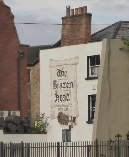 In der Nähe liegt auch der angeblich älteste Pub Irlands.