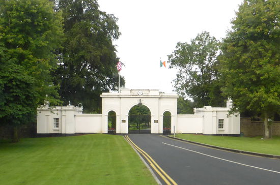 Einfahrt zur amerikanischen Botschaft