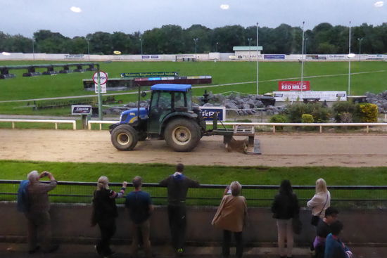 in dieser Zeit wird die Sandbahn wieder geglättet