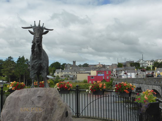 aufgestellt am 5.8.2001 in Erinnerung an die traditionelle Zeremonie 'Puck Fair' s.u. 'Kings may come, kings may go, but King Puck gioes on forever'