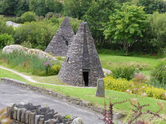 'The Sneem Pyramids' - 'the Way the Fairies Went' - das Projekt wurde 1988 begonnen und durch das Arts Council of Ireland finanziert.