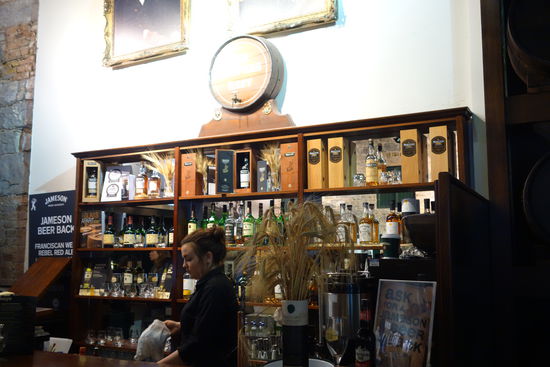 kaufen kann man hier (natürlich) auch - aber bei 50%iger Alkoholsteuer ist dies für uns Deutsche keine Option