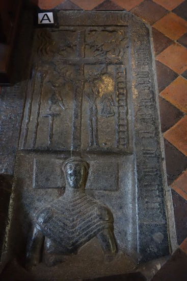 Grabplatten im Boden