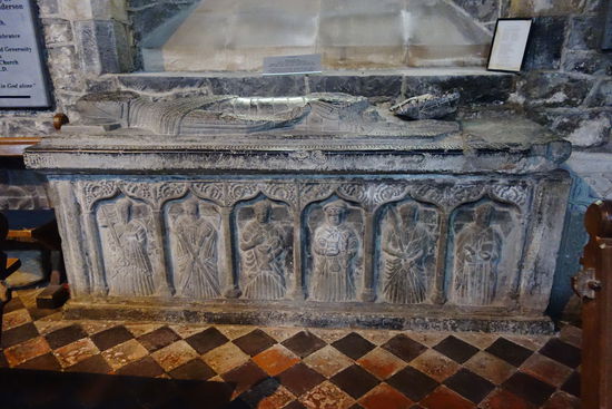 Grab von John Grace 1552 undseiner Frau Honorina Brenach - Darstellungen auf der Seitenfläche: sechs Apostel