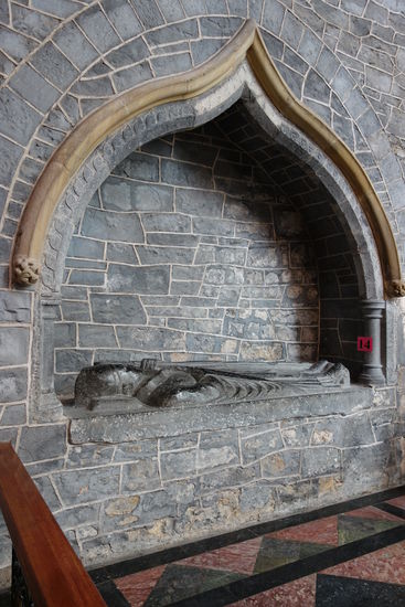Grabnische des Bischofs Richard - man achte auf seine Füße