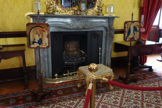 die beiden Wäremschilde auf Stativen dienten den Damen zum Schutz ihres Makeups