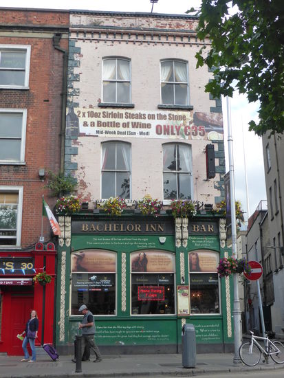 am Literaten-Pub 'Bachelor Inn' studieren wir die Sprüche, die ich schon im ersten Kapitel vorgestellt habe