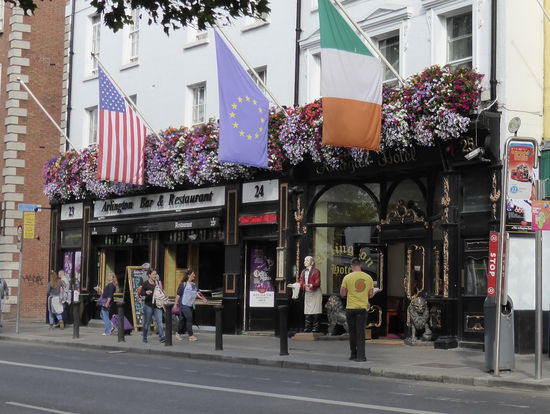 überhaupt stehen an der Uferstraße hübsche Pubs und Hotels