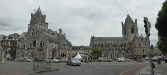 das Ausstellungsgebäude der Dublinia (links) ist über eine Brücke mit der Christ Church (rechts) verbunden