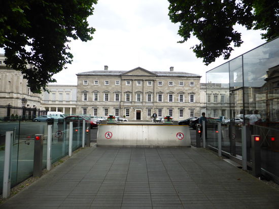 hier ist alles abgesperrt - links National Library - Mitte Leinster House - rechts National Museum Archäologie