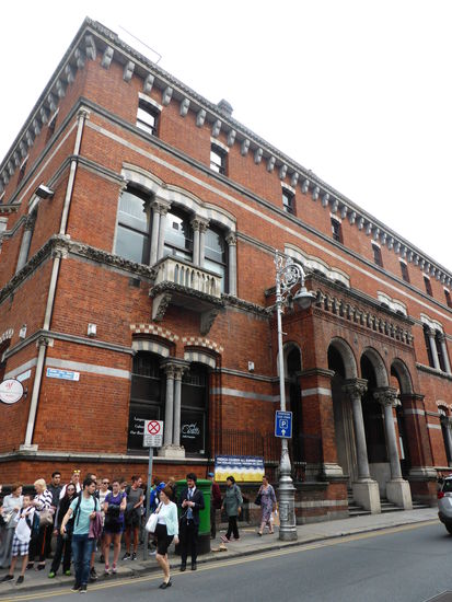 an der Straßenfront sieht sie ganz anders aus