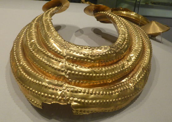 goldene Ringkragen - dünnes Goldblech - aufwändig verziert