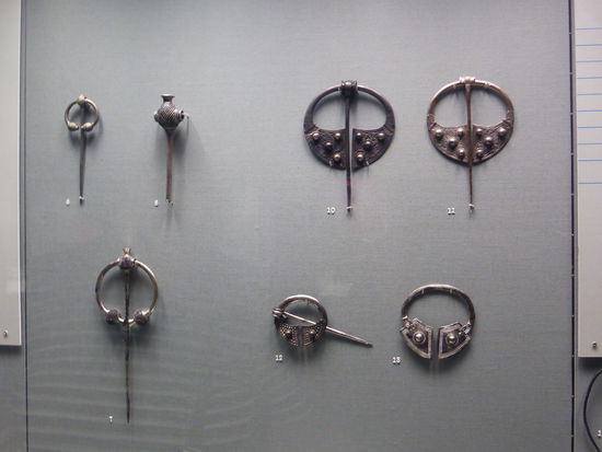 diverse Silberfibeln und Armringe, von irischen und Wikinger-Handwerksleuten gefertigt. - 9. und 10. Jh. Chr.