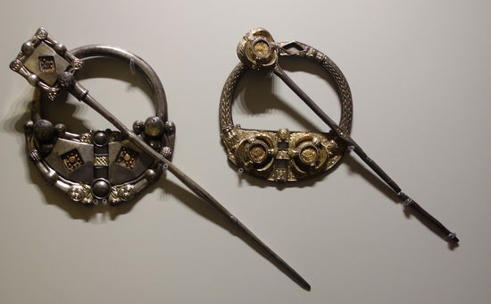 li: Silberbrosche - Co. Kilkenny - 9.Jh. 
re: Silberbrosche Co. Cavan spätes 8.- 9. Jh.