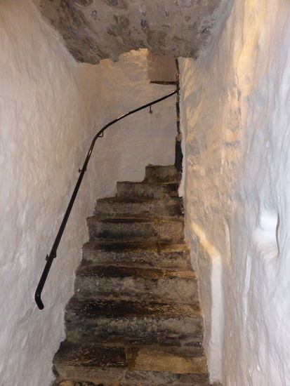 Die Stufen der Wendeltreppe sind uneben, um feindliche Schwertkämpfer zum Stolpern zu bringen. Die Treppe windet sich im Uhrzeigersinn nach oben. Dies bot den O'Donnells, die Rechtshänder waren, an der Treppenbiegung den nötigen Platz, um ihnen nachfolgende Feinde mit dem Schwert niederzustrecken!