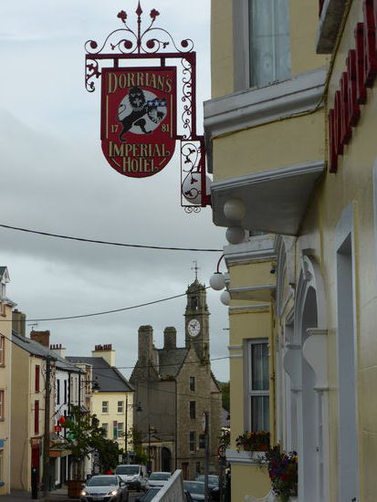 das Gebäude scheint eine Kirche zu sein