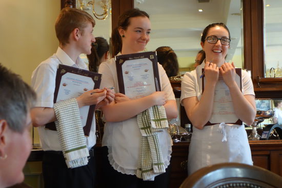 die freundliche Bedienung wartet auf die Gäste