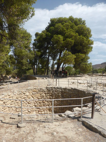 derartige Löcher findet man an allen drei minoischen Ausgrabungsstätten