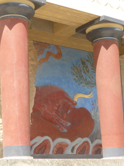 der Eingang ist mit einer Kopie des reliefartigen Wandbildes eines angreifenden Stieres geschmückt.
