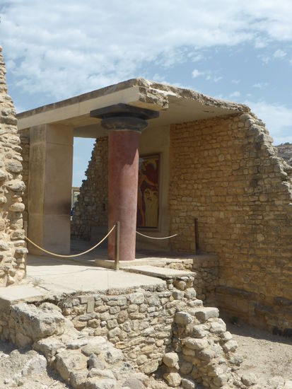 minoische Säulen waren aus Holz, es gibt aber keine befriedigende Erklärung dafür, warum sie sich nach unten verjüngen