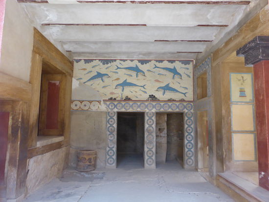 Kopie des lebhaften Delfinwandbildes und farbige Rosetten verzieren diesen Komplex, der mit Steinbänken möbliert ist