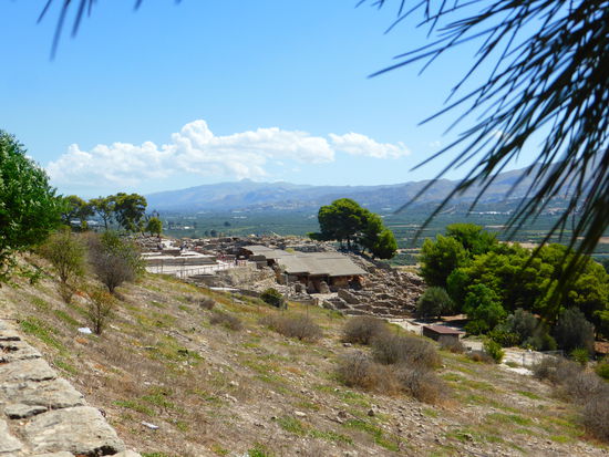 Blick auf Festos - auf Kreta häufig auch als Phaistos ausgeschildert, wie überhaupt Schreibweisen von Orten in den versch. Variationen auftauchen
