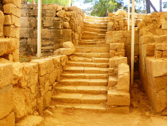 Die Privatgemächer sind mit Wasser und Abwasserkanäle versehen und unter einem Dach geschützt (Gelbstich)