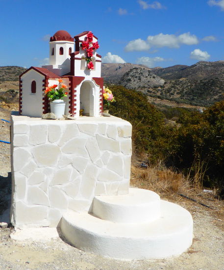 wie wir später erfahren, sind dies Andenken an Unglücksstellen, wo meist auch (frische) Blumen abgelegt sind