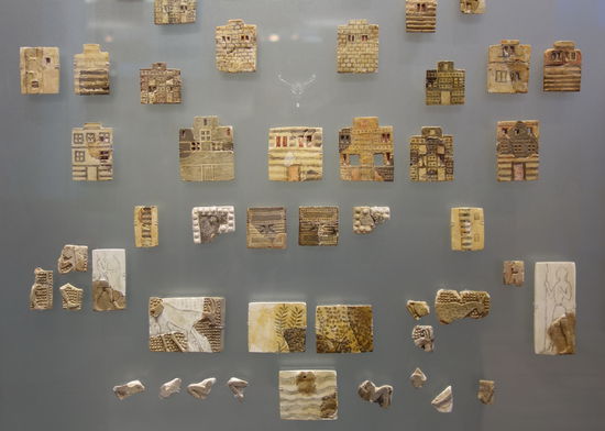 Das Stadtmosaik aus Knossos ist eine Sammlung bunt glasierter Platten mit der Darstellung verschiedener architektonischer Stile - Fund aus der Zeit der Alten Paläste - Knossos - 1700-1600 v.Chr.