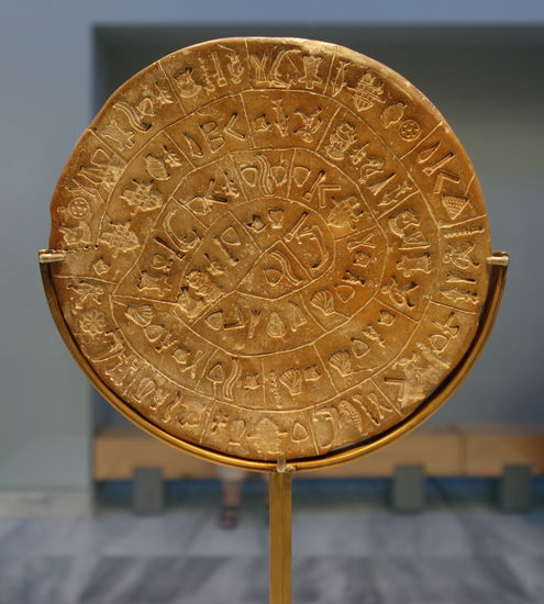 der berühmte 'Diskos von Festos' besteht aus Ton - die auf beiden Seiten spiralförmig eingestempelten Schriftzeichen gehröen zur Linear-A-Schrift und sind noch nicht entziffert.