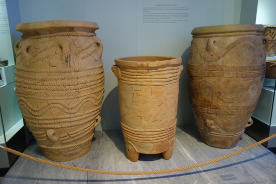 überdimensionale Keramiktöpfe zur Zubereitung großer Mahlzeiten