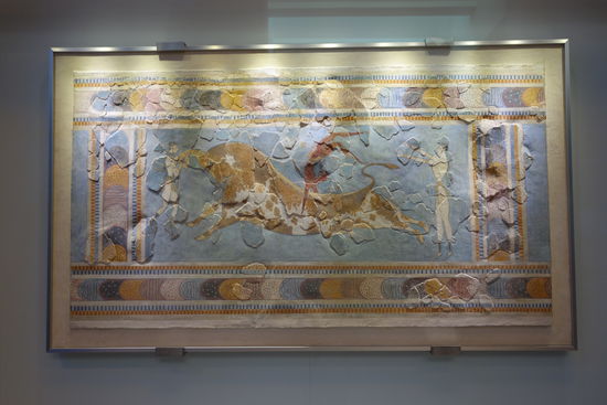'bull-leaping-Fresco - Knossos - 1600-1400v. Chr. - Bull-leaping wird Stiersprung genannt und ist akrobatische Übung mutmaßlich kultischen Charakters der minoischen Kultur. Beim Stiersprung sprangen junge Männer und Frauen in Längsrichtung über einen Stier.