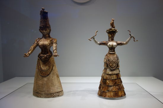 die Schlangengöttinnen sind wichtige Kultobjekte - Knossos -1650-1550 v. Chr. - sie sind aber auch Symbol luxuröse Lebensformen in minoischer Zeit - ich hatte sie mir viel größer vorgestellt lt der bisher gesehenen Abbildungen - Originalgröße jedoch ca. 20 cm