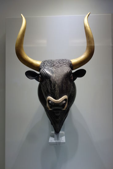 Der Stierkopfrhyton ist eines der berühmtesten Exponate des Museums. - Knossos - 1600-1450 v. Chr. 
Als Rhyton bezeichnet man ein gewöhnlich einhenkeliges Trinkgefäß oder Spendegefäß zum Ausgießen von Trankopfern durch eine Öffnung im unteren Bereich.
