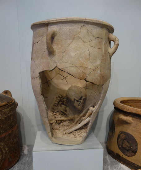 während der späten Bronzezeit wurden Pithoi auch als Graburnen genutzt