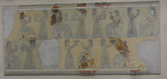 Das 'camp-stool-fresco' zeigt Szenen eines zeremoniellen Banketts. Man vermutet, dass es ein solches aus dem Westflügel von Knossos (Fundort) darstellt. (die dunklen Teile sind erhalten geblieben)