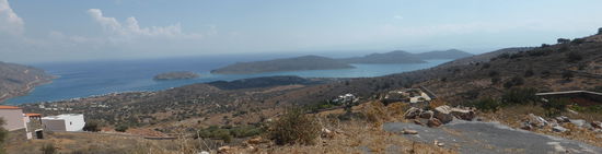 ganz links die winzige Insel Kalidónia in der Mirabéllobucht