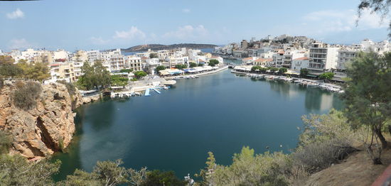 Agios Nicolaos - der Voulismeni-See in der Stadt ist als Süßwassersee erst 1870 durch einen Kanal mit dem Meereshafen verbunden worden